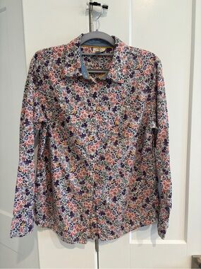 St. John's Bay Floral Button-Down Shirt. Size M petite